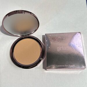 Girlactik luminous face powder, new in box, light